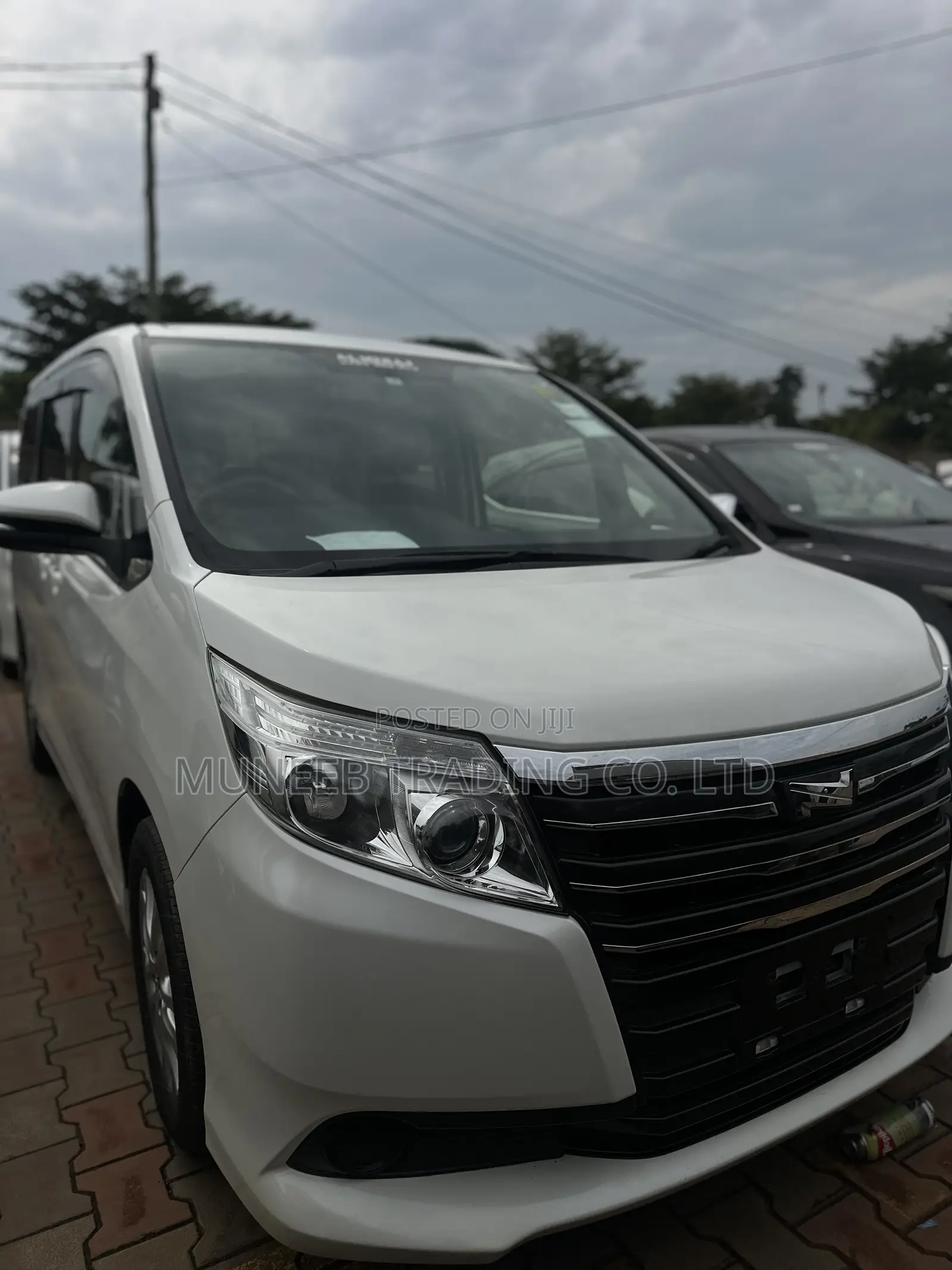 Toyota Noah 2.0 AWD (8 Seater) 2015 White