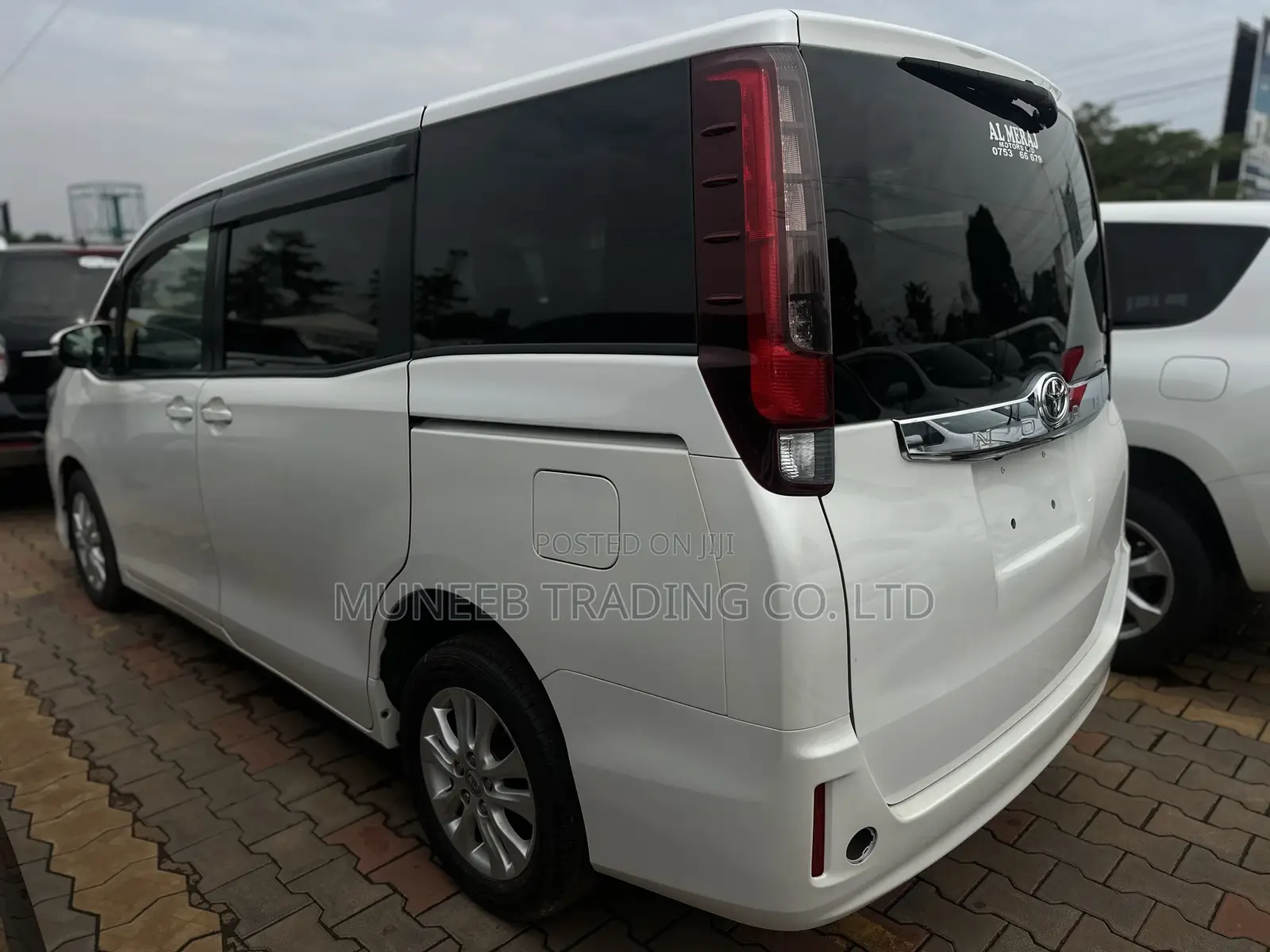 Toyota Noah 2.0 AWD (8 Seater) 2015 White