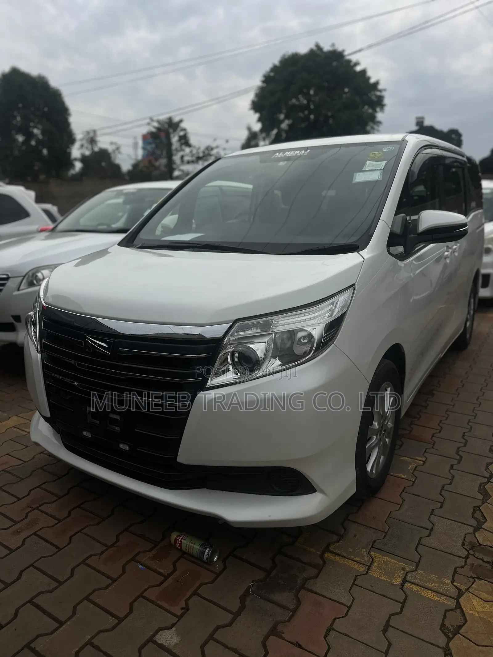 Toyota Noah 2.0 AWD (8 Seater) 2015 White