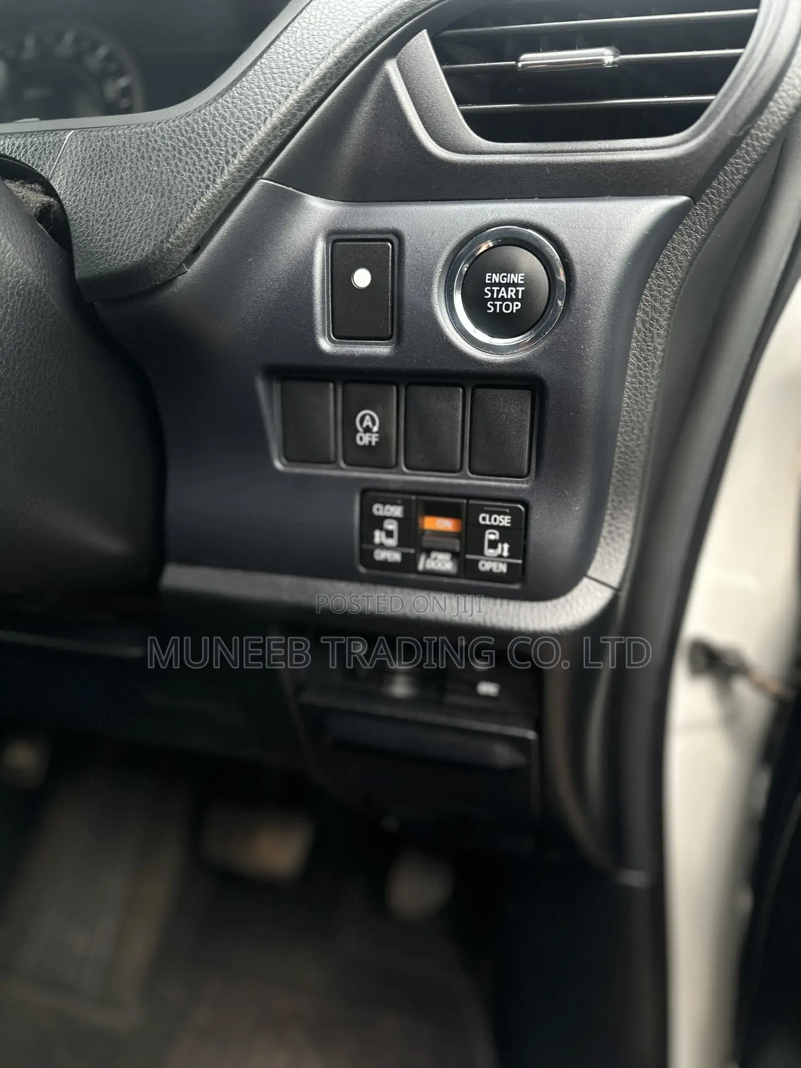 Toyota Noah 2.0 AWD (8 Seater) 2015 White