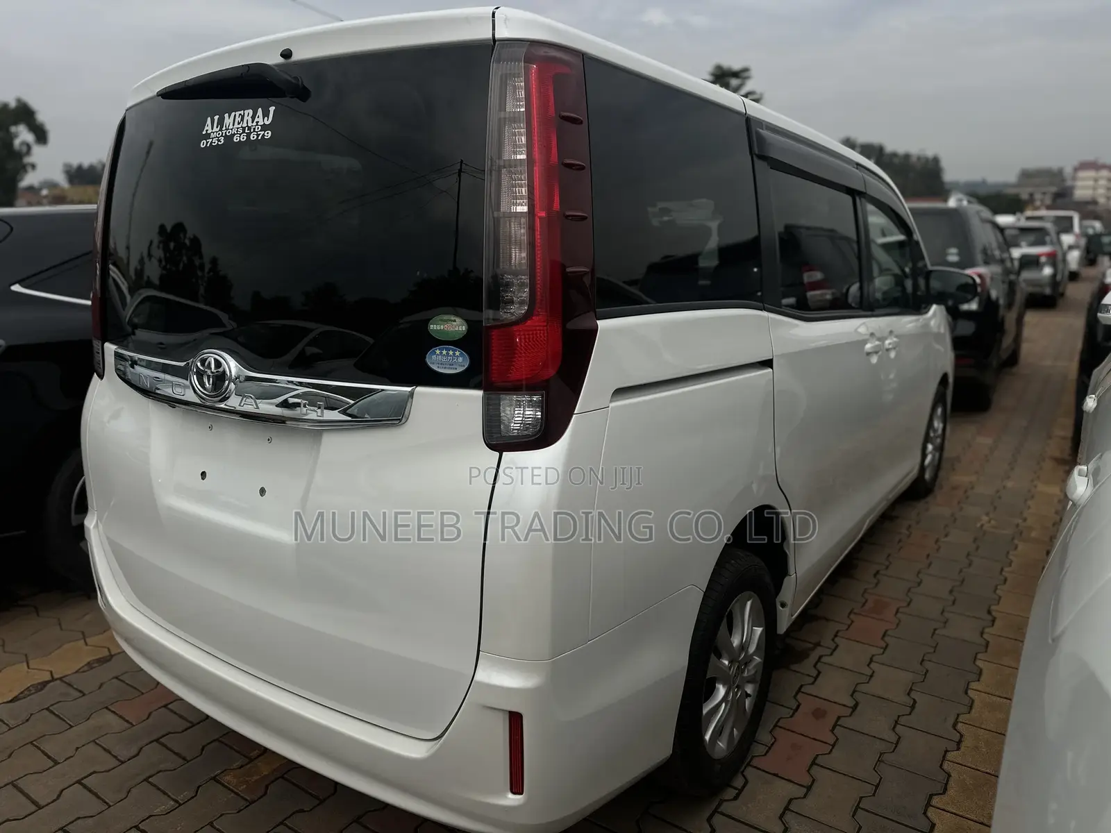 Toyota Noah 2.0 AWD (8 Seater) 2015 White