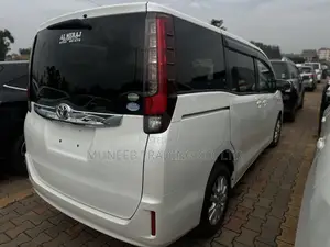 Toyota Noah 2.0 AWD (8 Seater) 2015 White