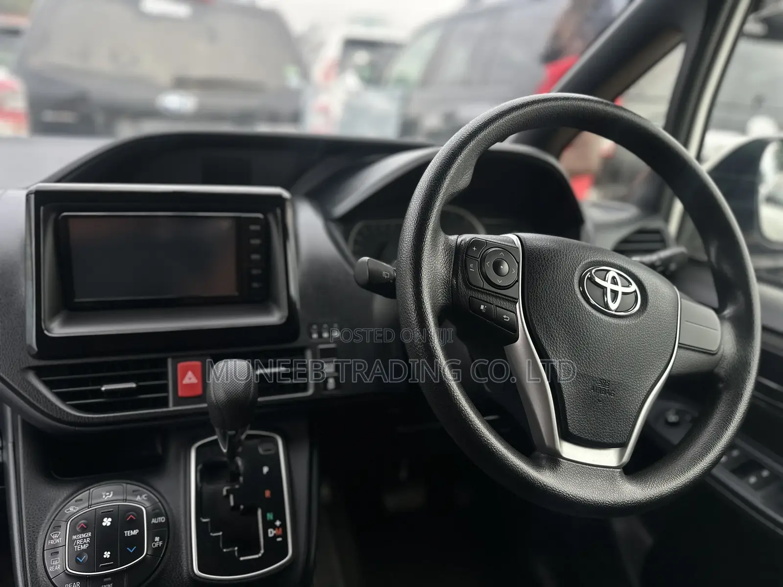 Toyota Noah 2.0 AWD (8 Seater) 2015 White