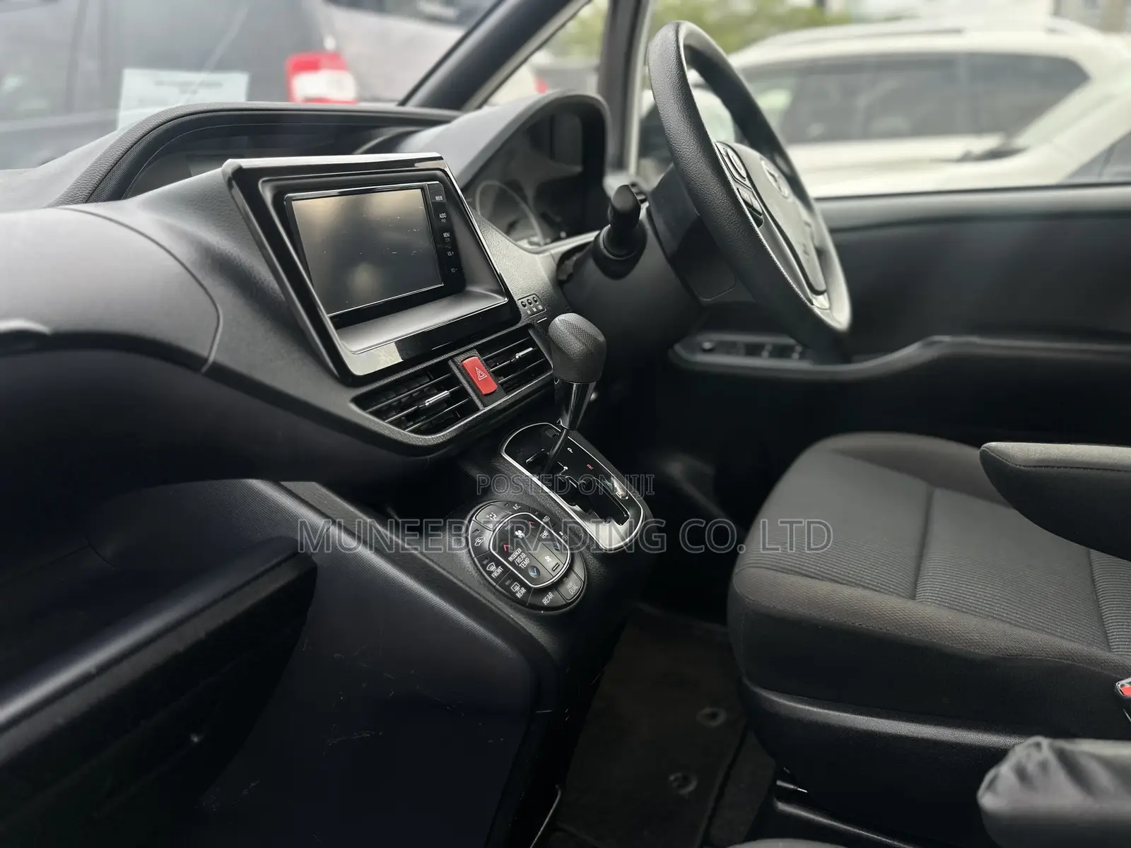 Toyota Noah 2.0 AWD (8 Seater) 2015 White