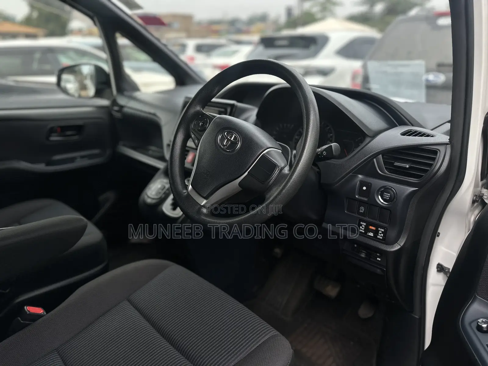 Toyota Noah 2.0 AWD (8 Seater) 2015 White