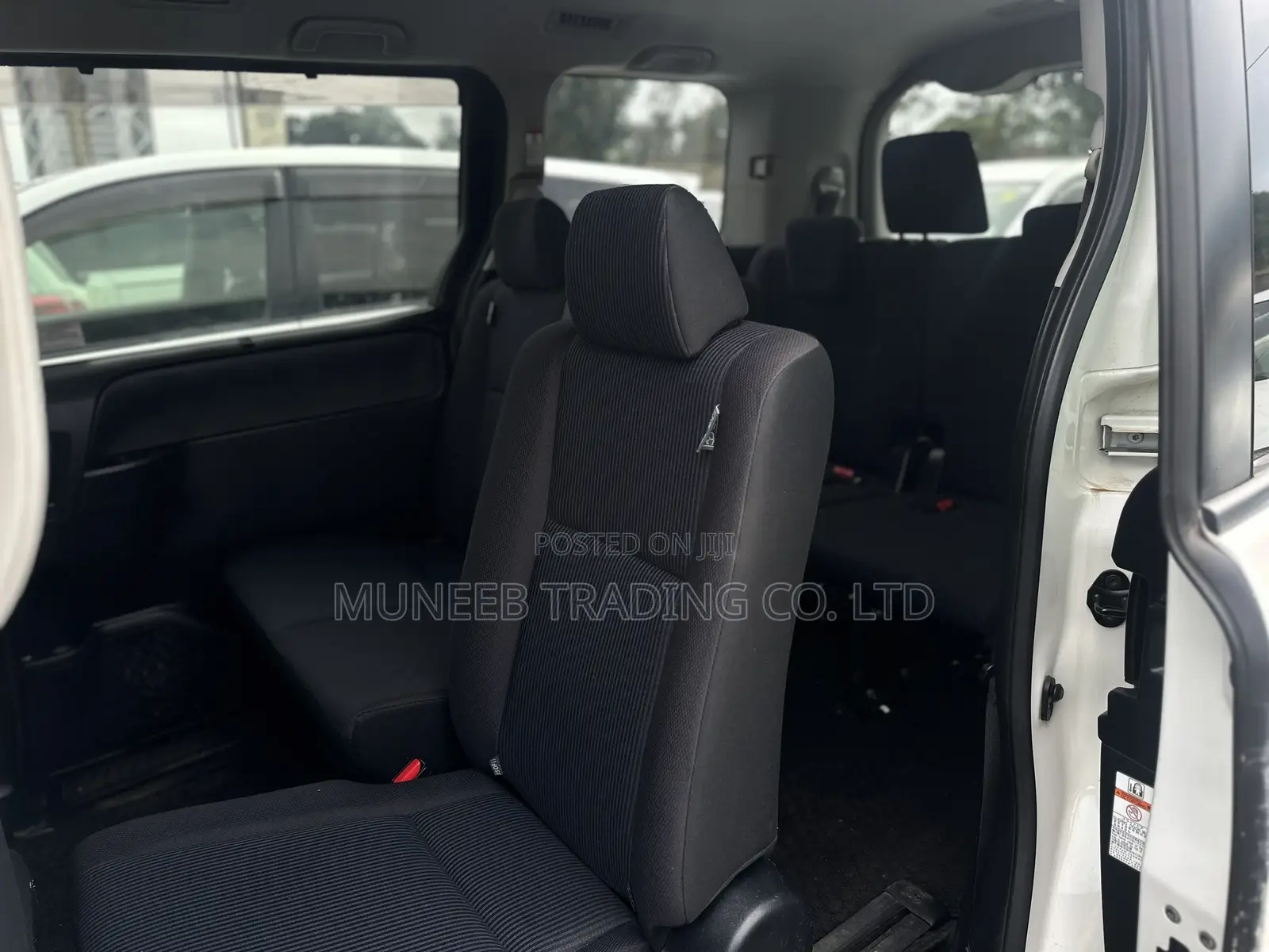 Toyota Noah 2.0 AWD (8 Seater) 2015 White