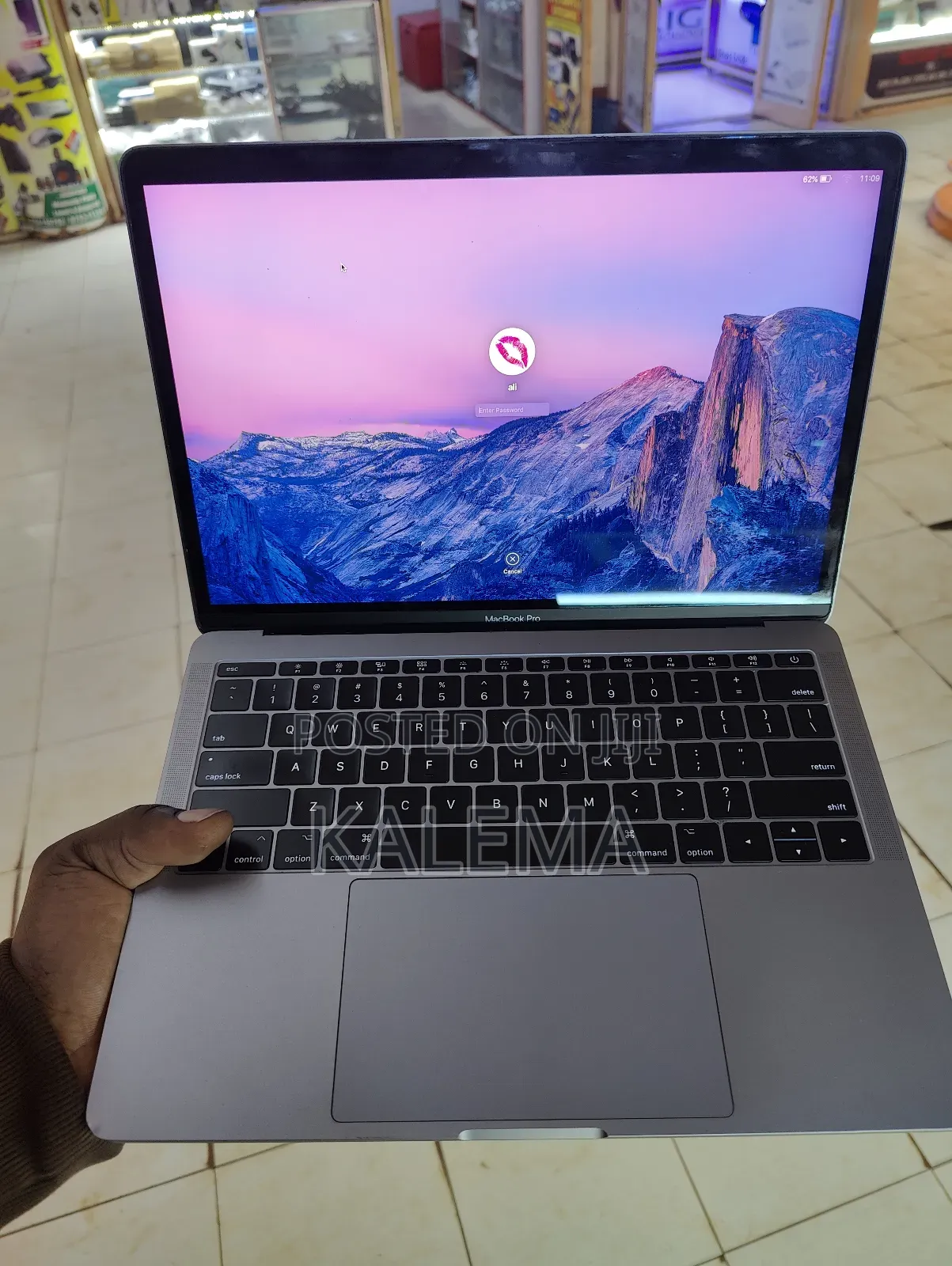 Laptop Apple MacBook Pro 2017 8GB Intel Core i5 SSHD (Hybrid) 128GB