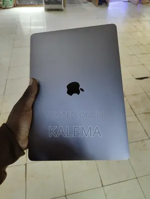 Laptop Apple MacBook Pro 2017 8GB Intel Core i5 SSHD (Hybrid) 128GB