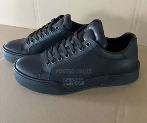 Full Black Sneakers