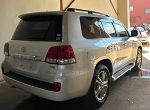 Toyota Land Cruiser 2010 White