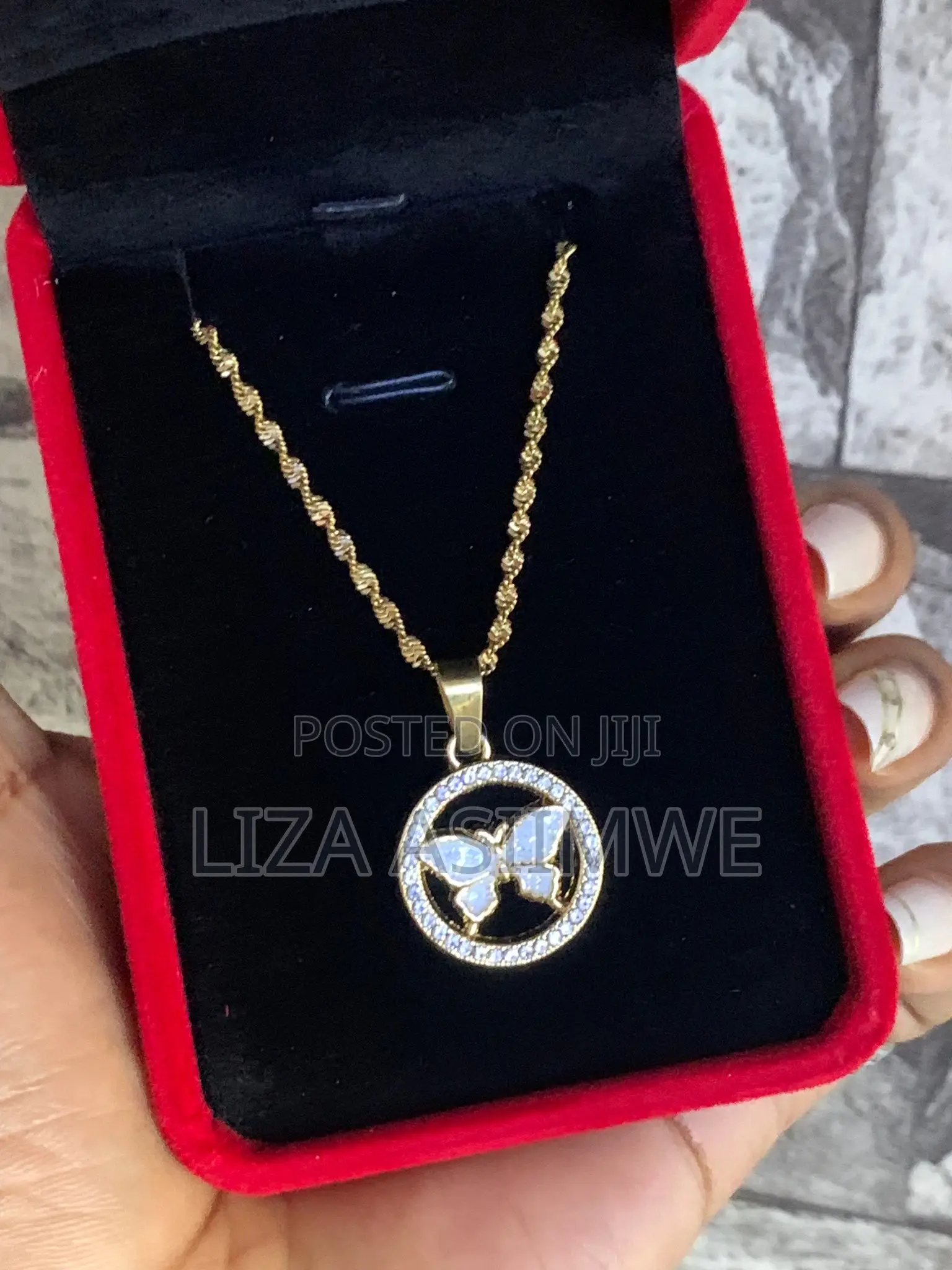Gold Dazzling Acrylic Necklace for Ladies