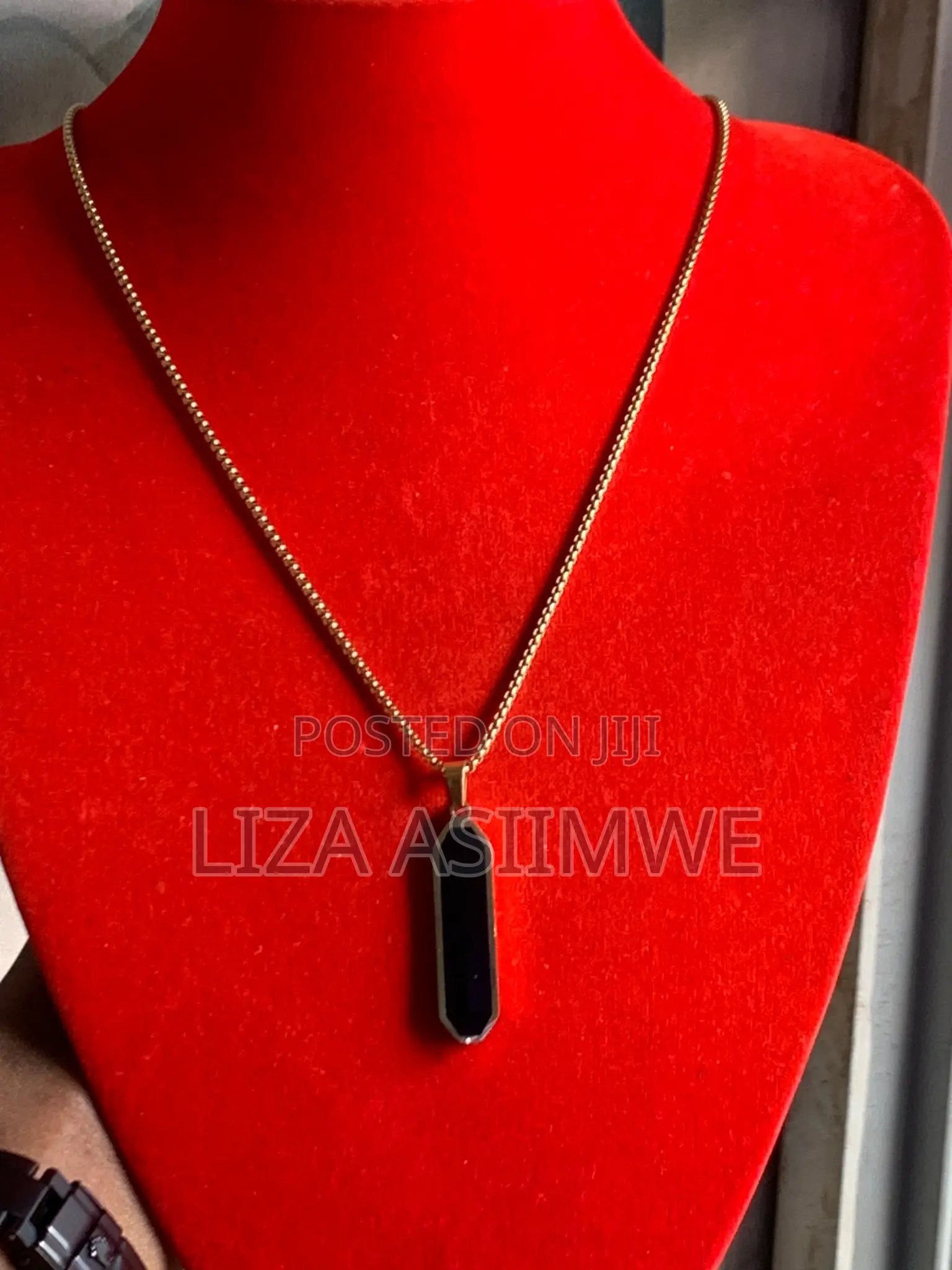 Men’S Onyx Pendant With a Gold Necklace