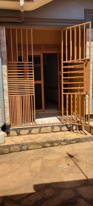 4bdrm House in Kazo Yundesi Road, Kawempe for rent