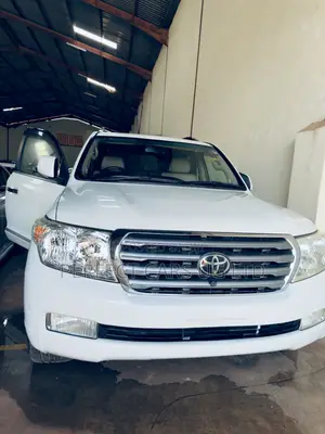 Photo - Toyota Land Cruiser 4.6 V8 ZX 2010 Off white