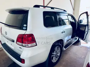 Toyota Land Cruiser 4.6 V8 ZX 2010 Off white