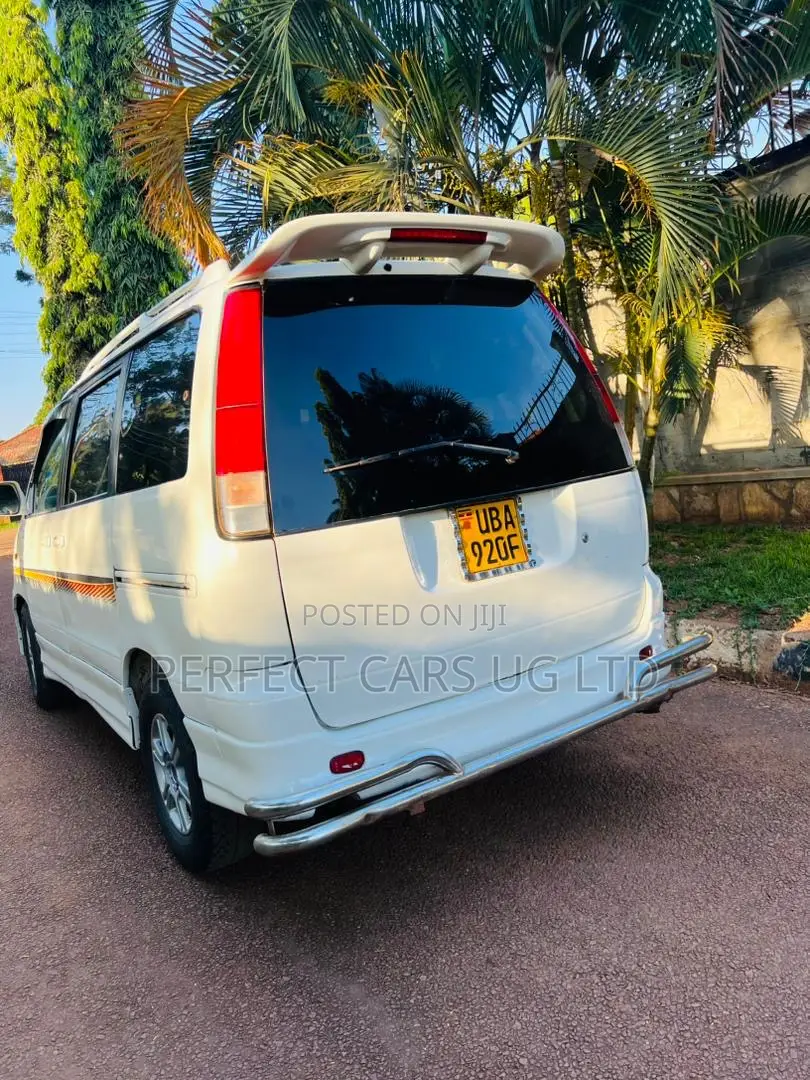 Toyota Noah 2.0 FWD (8 Seater) 2002 White