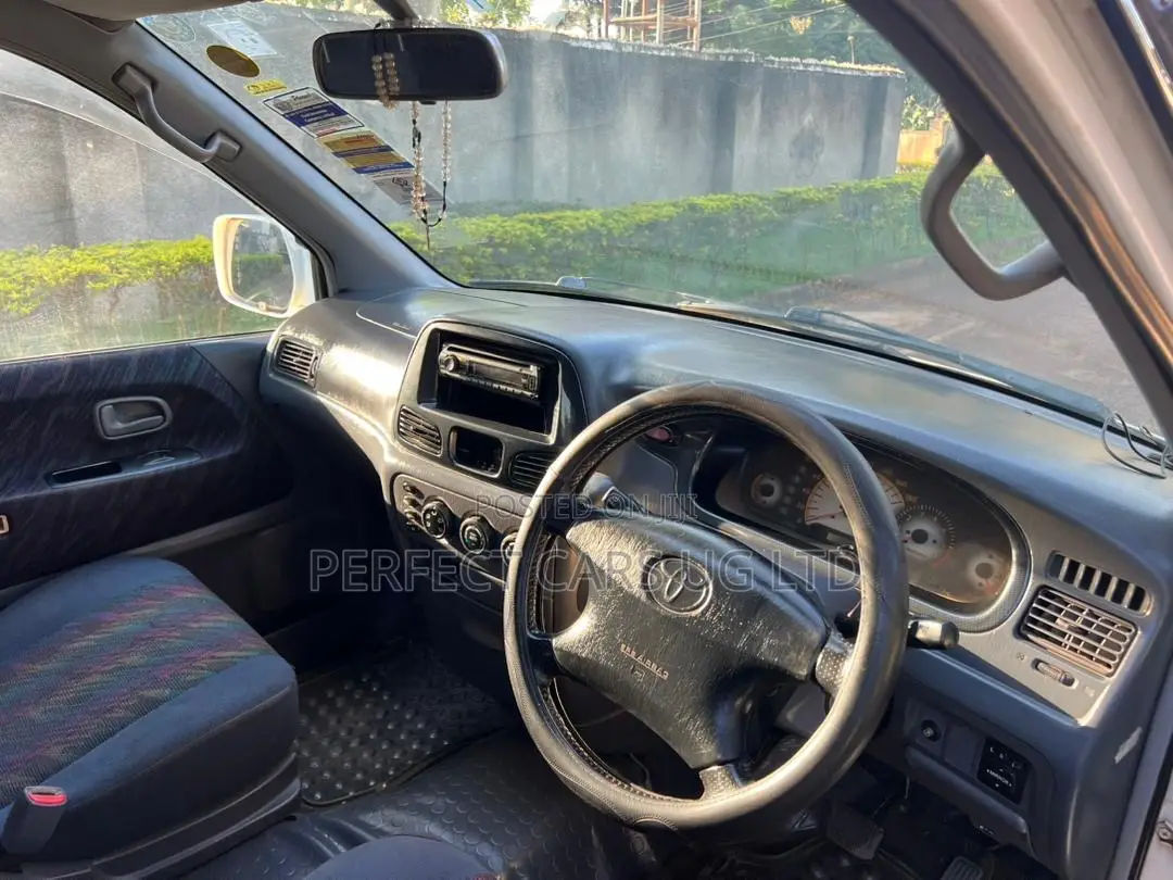 Toyota Noah 2.0 FWD (8 Seater) 2002 White