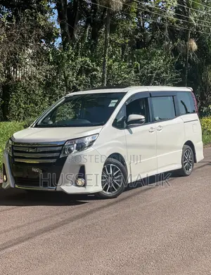 Photo - Toyota Noah 2.0 AWD (7 Seater) 2015 Off white