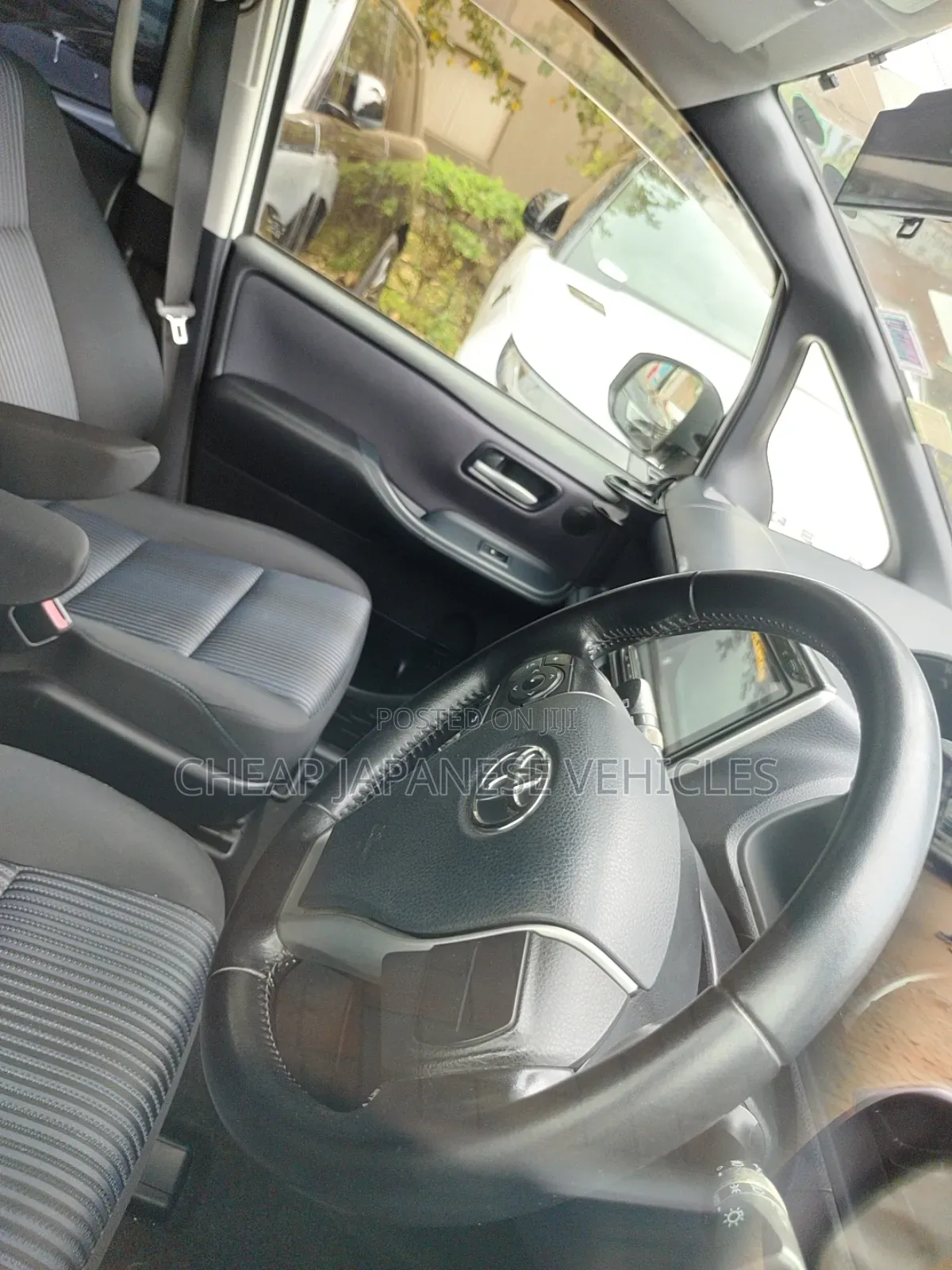 Toyota Noah 2.0 AWD (8 Seater) 2016 Pearl