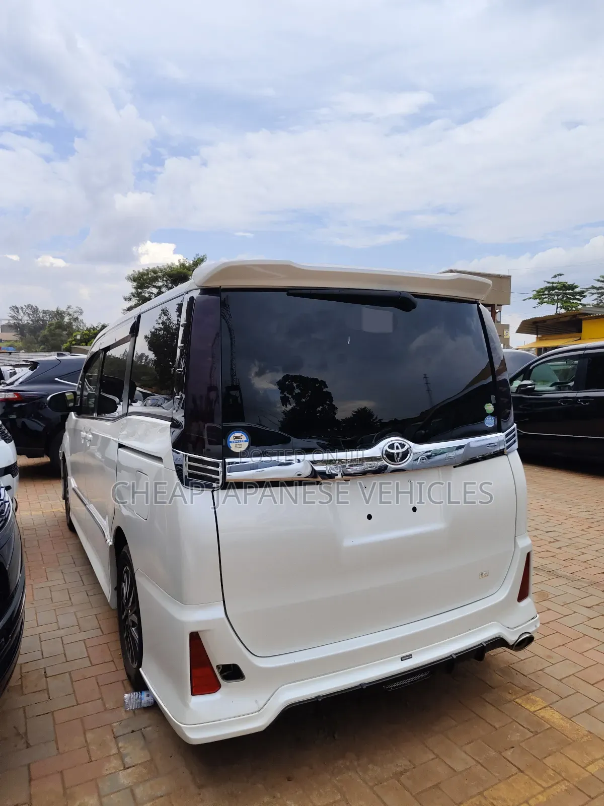 Toyota Noah 2.0 AWD (8 Seater) 2016 Pearl