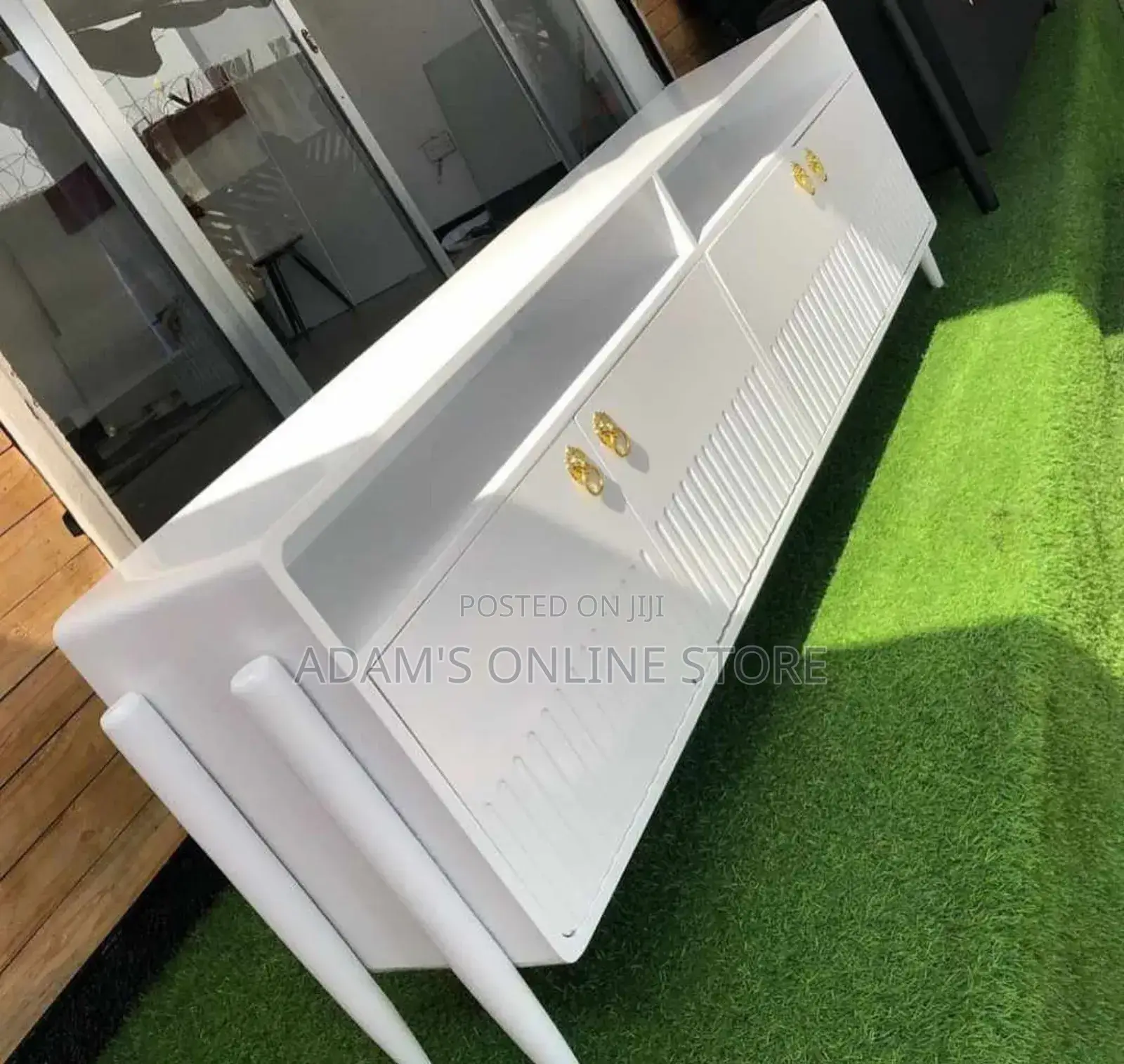 White Moroding Tv Stand