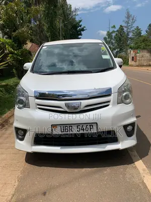 Photo - Toyota Noah 2.0 143hp AWD (7 Seater) 2010 Off white