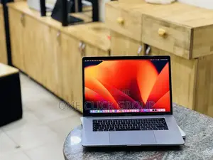 Laptop Apple MacBook Pro 2017 16GB Intel Core I7 SSHD (Hybrid) 512GB
