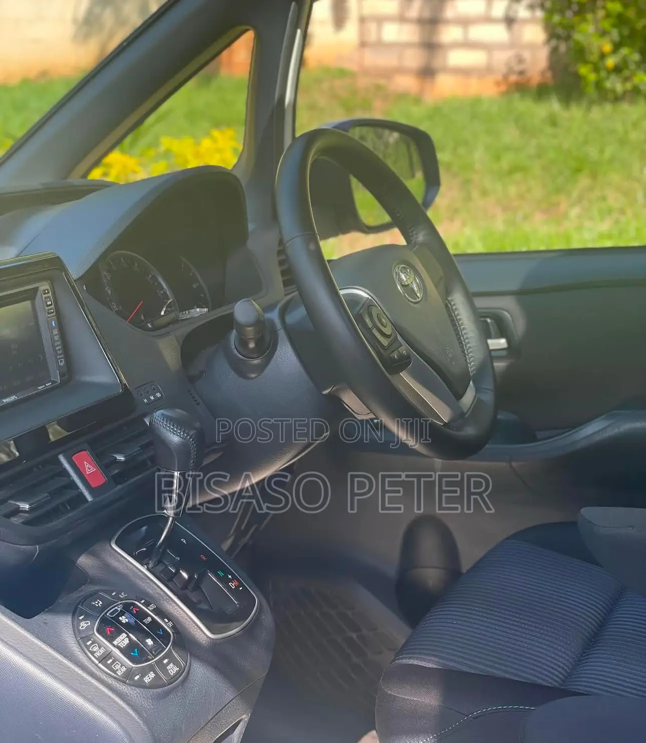 Toyota Noah 2.0 AWD (8 Seater) 2017 White