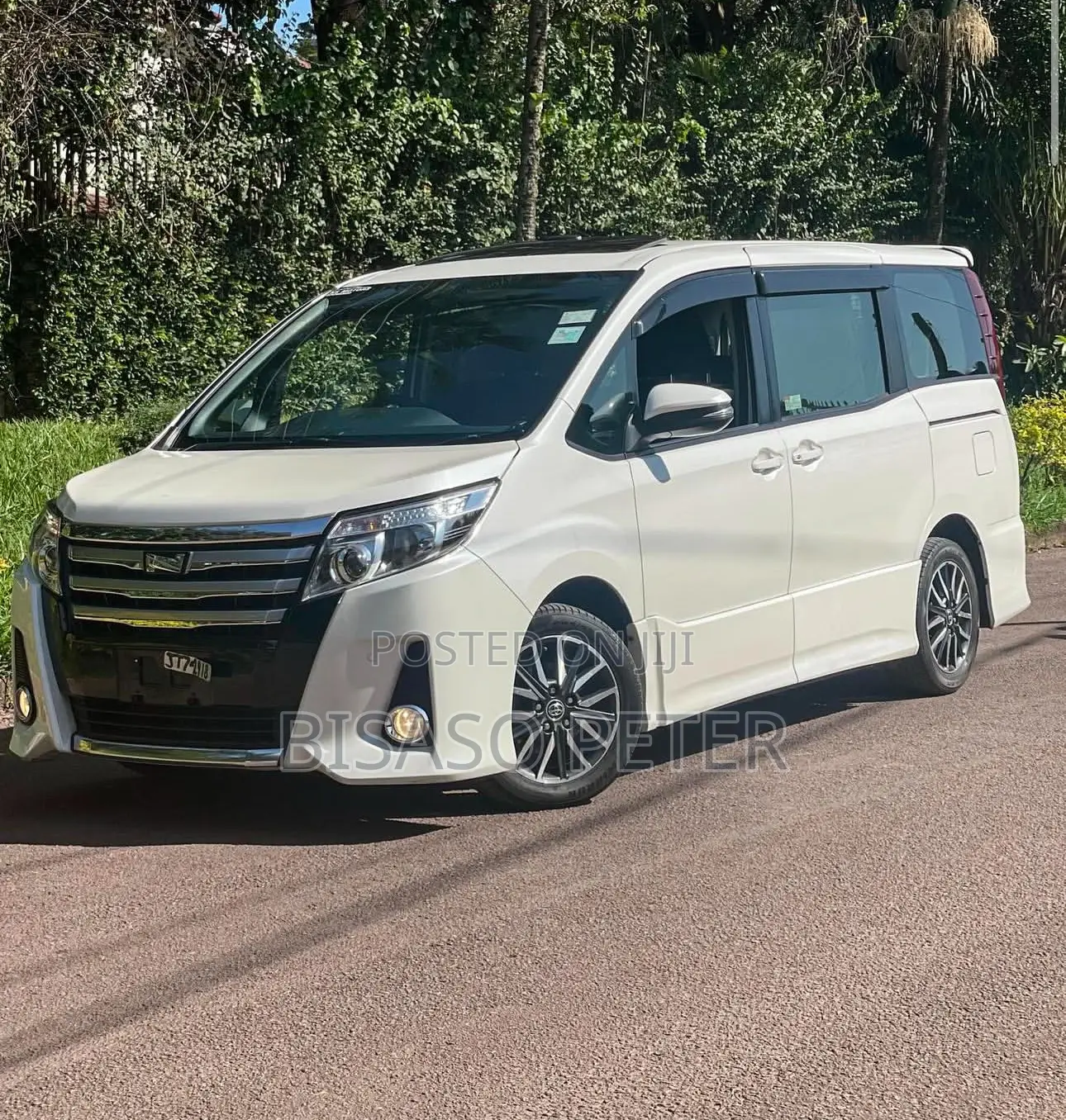 Toyota Noah 2.0 AWD (8 Seater) 2017 White