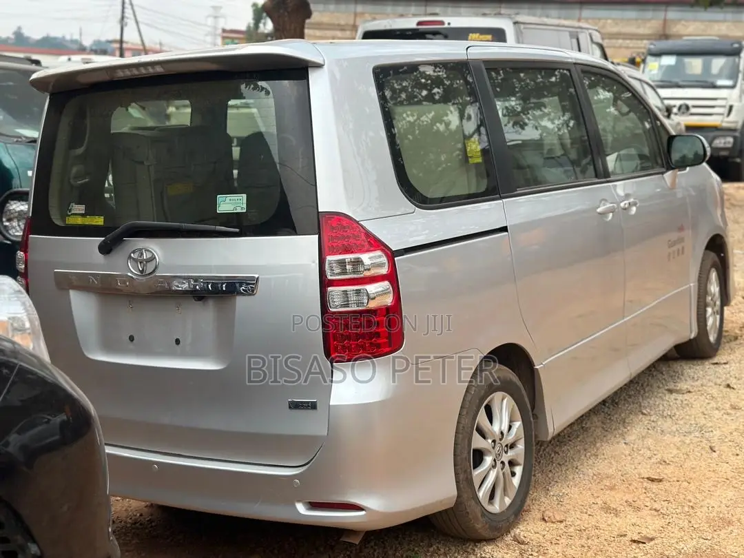Toyota Noah 2.0 143hp AWD (8 Seater) 2011 Silver