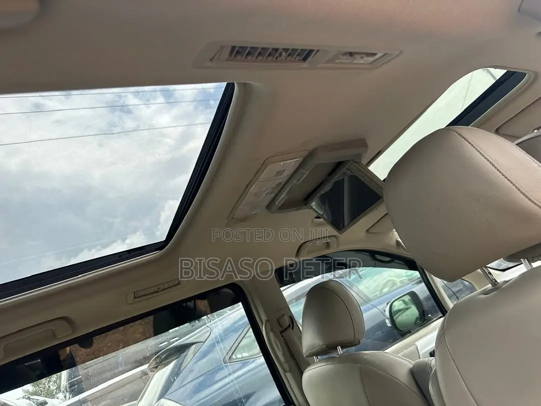 Toyota Noah 2.0 143hp AWD (8 Seater) 2011 Silver