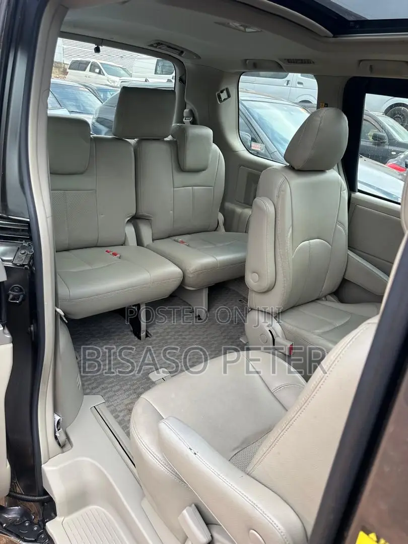Toyota Noah 2.0 143hp AWD (8 Seater) 2011 Silver