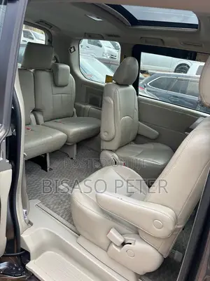 Toyota Noah 2.0 143hp AWD (8 Seater) 2011 Silver