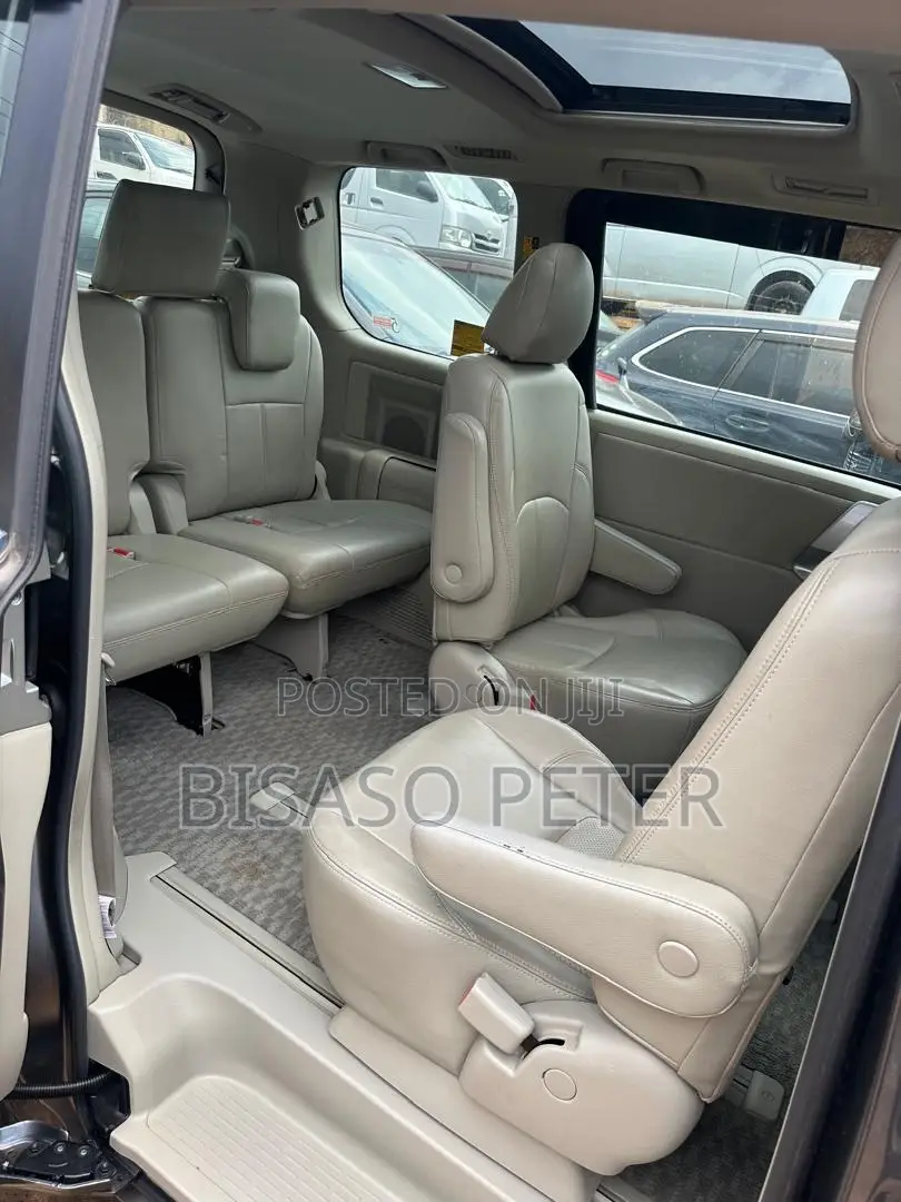 Toyota Noah 2.0 143hp AWD (8 Seater) 2011 Silver