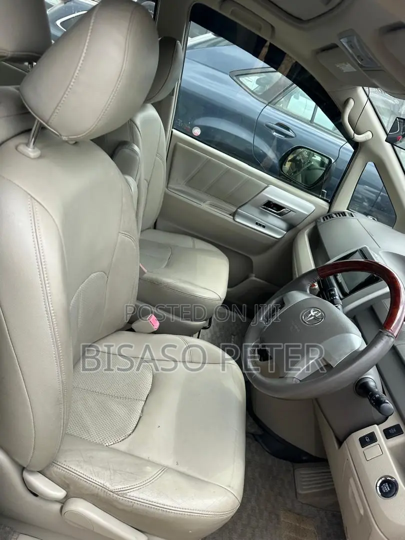 Toyota Noah 2.0 143hp AWD (8 Seater) 2011 Silver