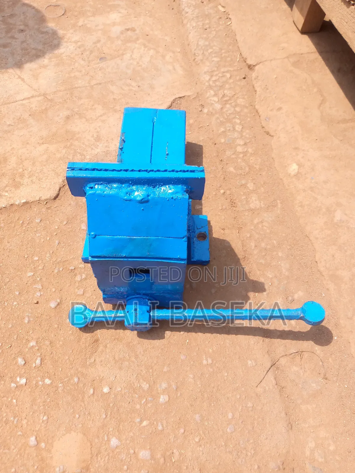 Katwe Made Vise