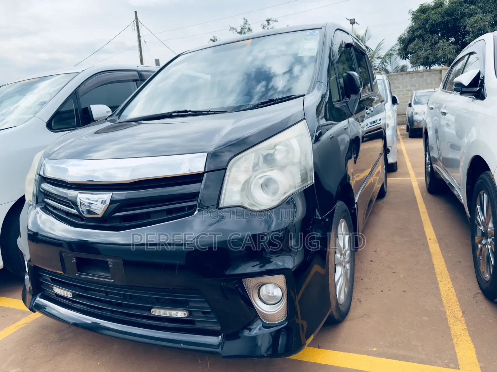 Toyota Noah 2.0 158hp AWD (8 Seater) 2012 Black
