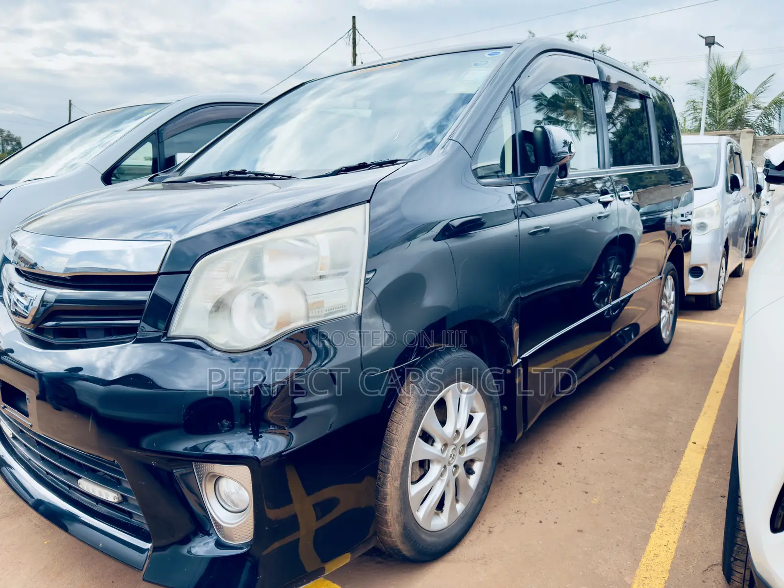 Toyota Noah 2.0 158hp AWD (8 Seater) 2012 Black