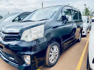 Toyota Noah 2.0 158hp AWD (8 Seater) 2012 Black