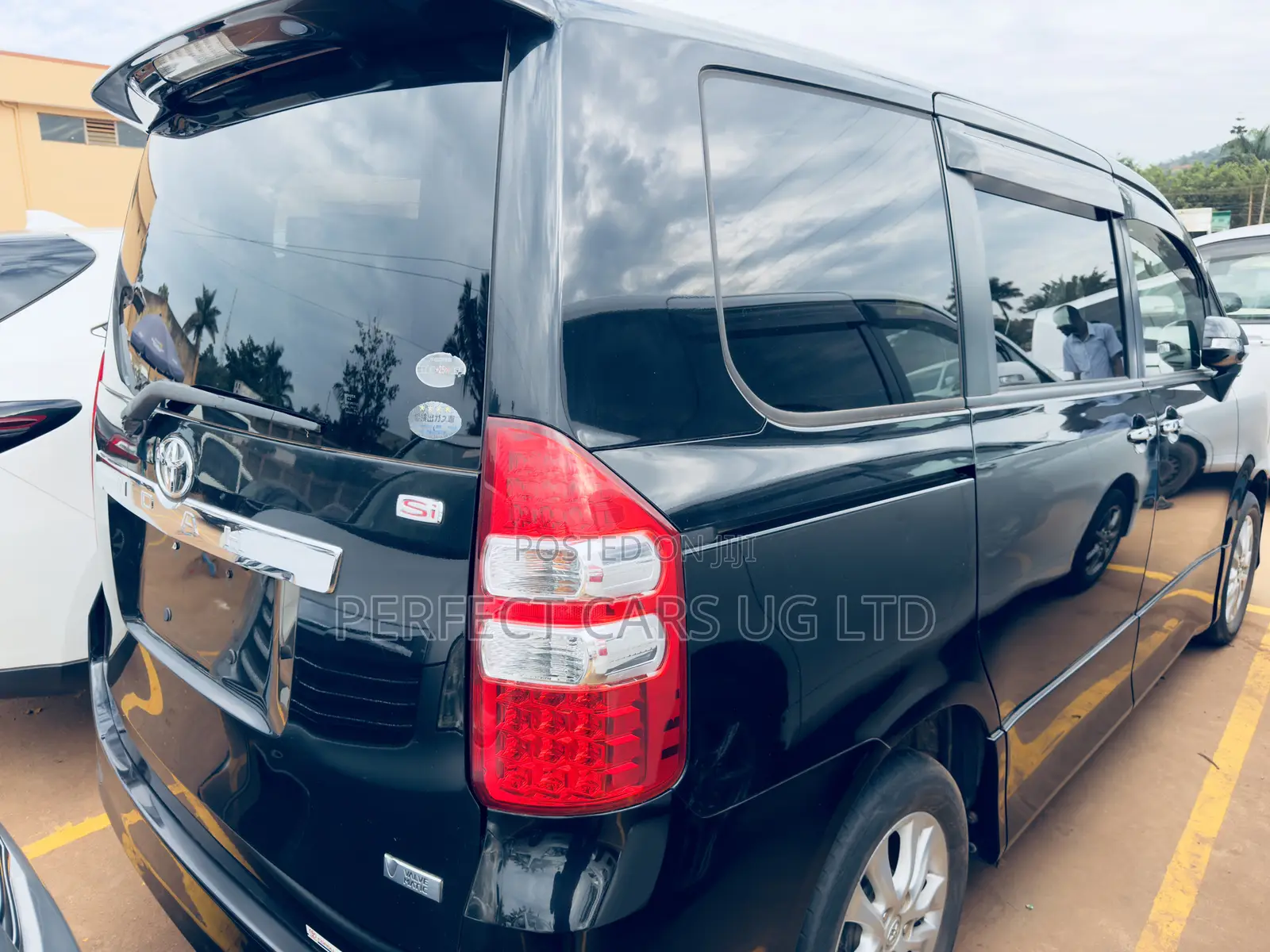 Toyota Noah 2.0 158hp AWD (8 Seater) 2012 Black