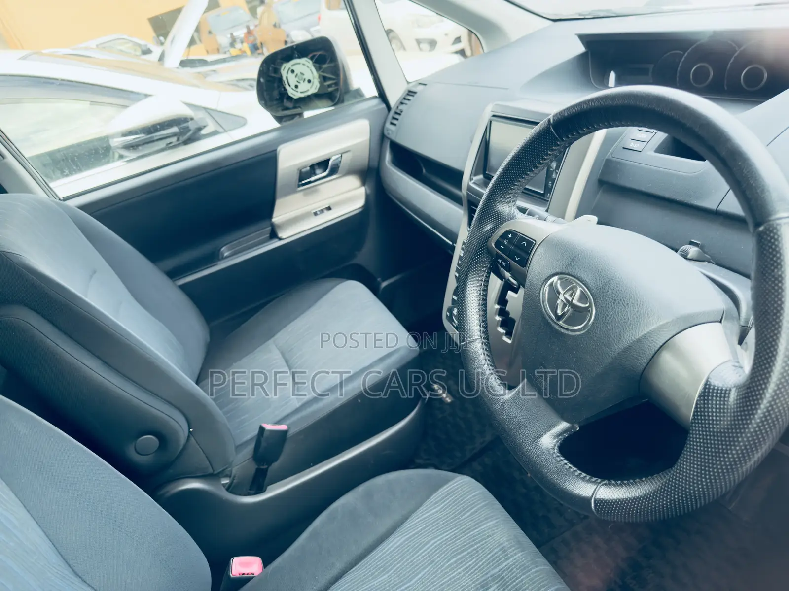 Toyota Noah 2.0 158hp AWD (8 Seater) 2012 Black
