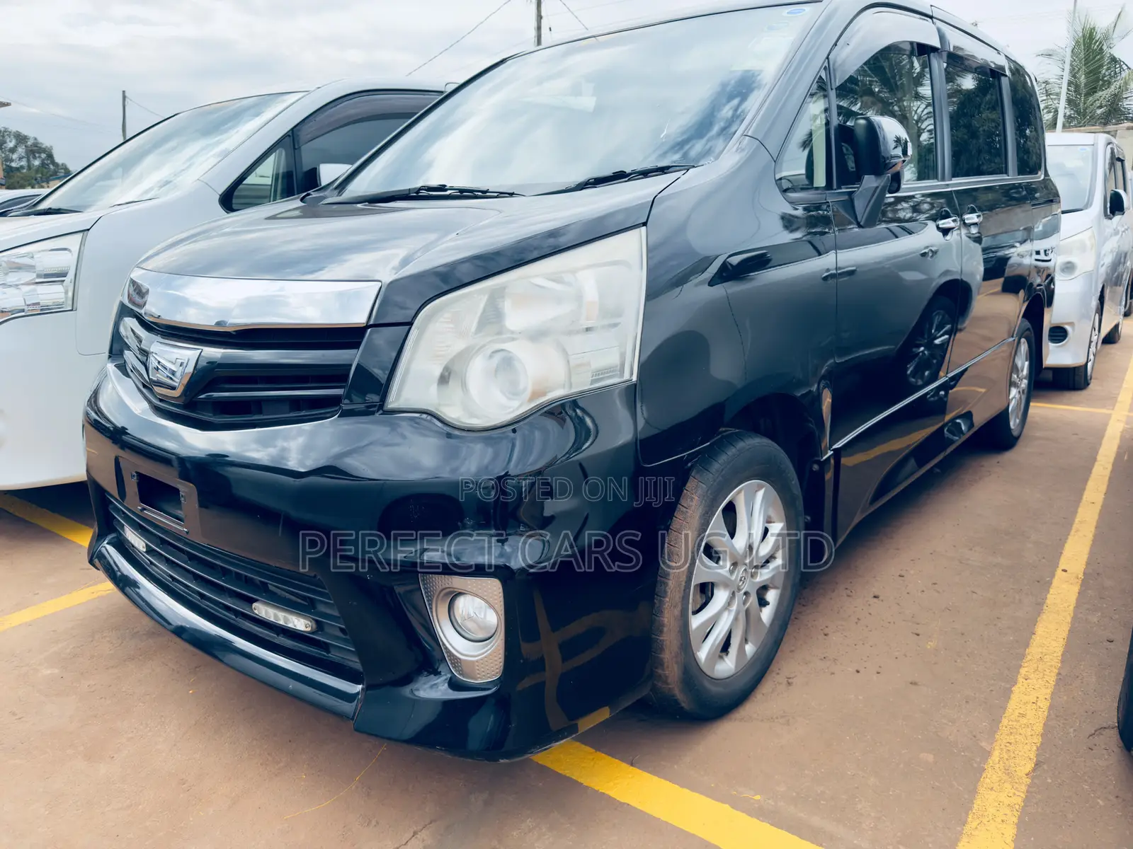 Toyota Noah 2.0 158hp AWD (8 Seater) 2012 Black
