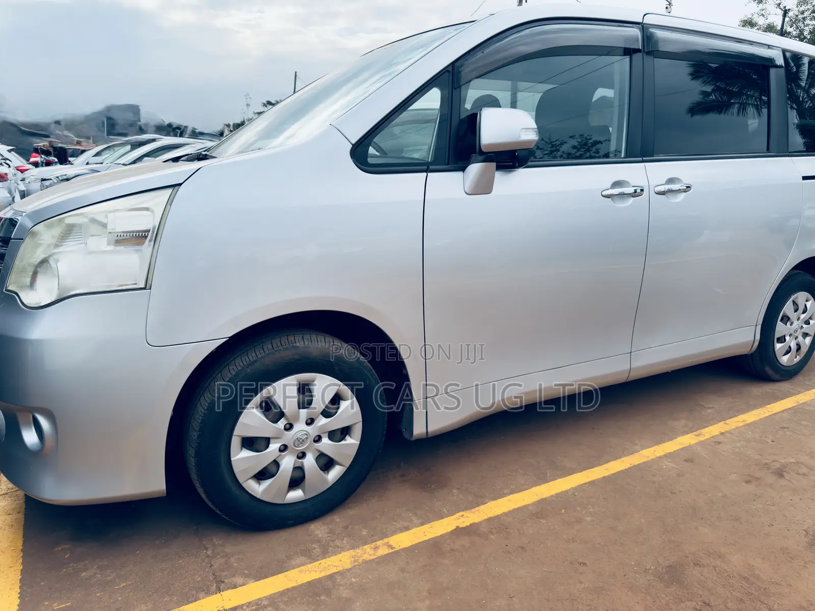 Toyota Noah 2.0 158hp AWD (8 Seater) 2012 Silver
