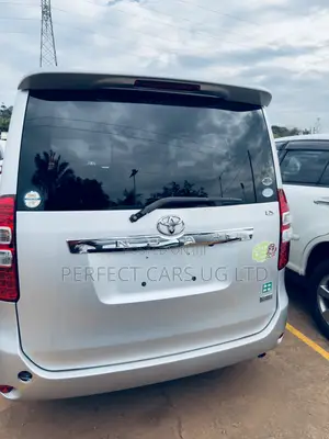 Toyota Noah 2.0 158hp AWD (8 Seater) 2012 Silver