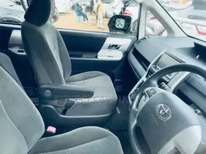 Toyota Noah 2.0 158hp AWD (8 Seater) 2012 Silver