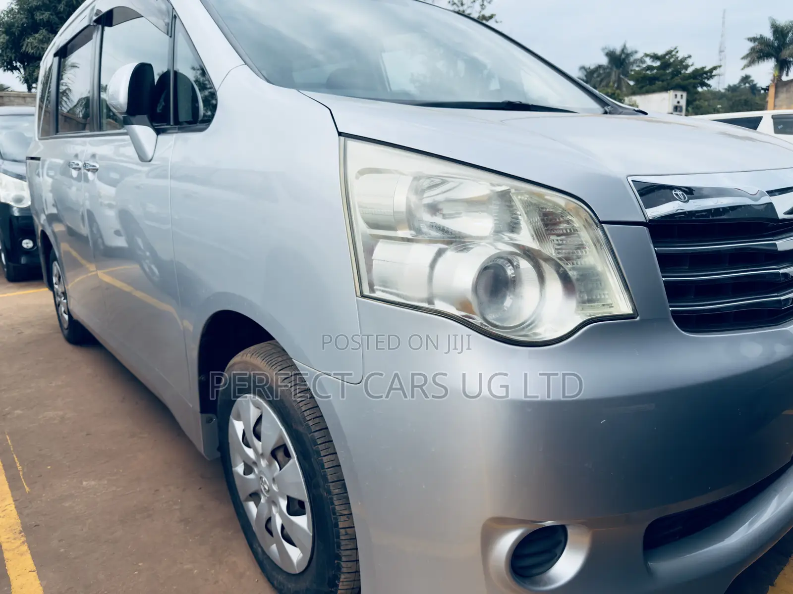 Toyota Noah 2.0 158hp AWD (8 Seater) 2012 Silver