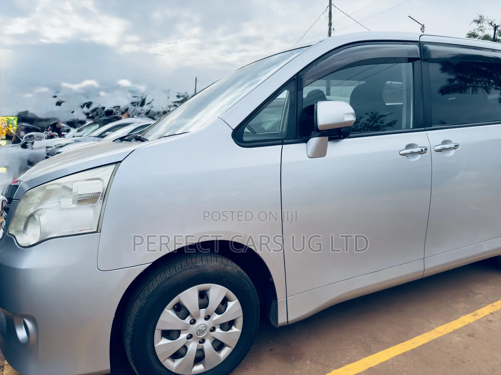 Toyota Noah 2.0 158hp AWD (8 Seater) 2012 Silver