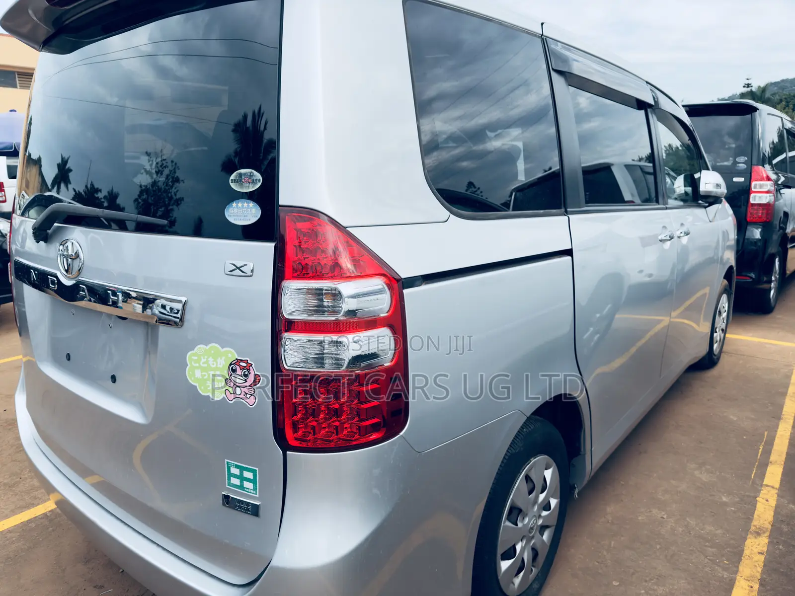 Toyota Noah 2.0 158hp AWD (8 Seater) 2012 Silver
