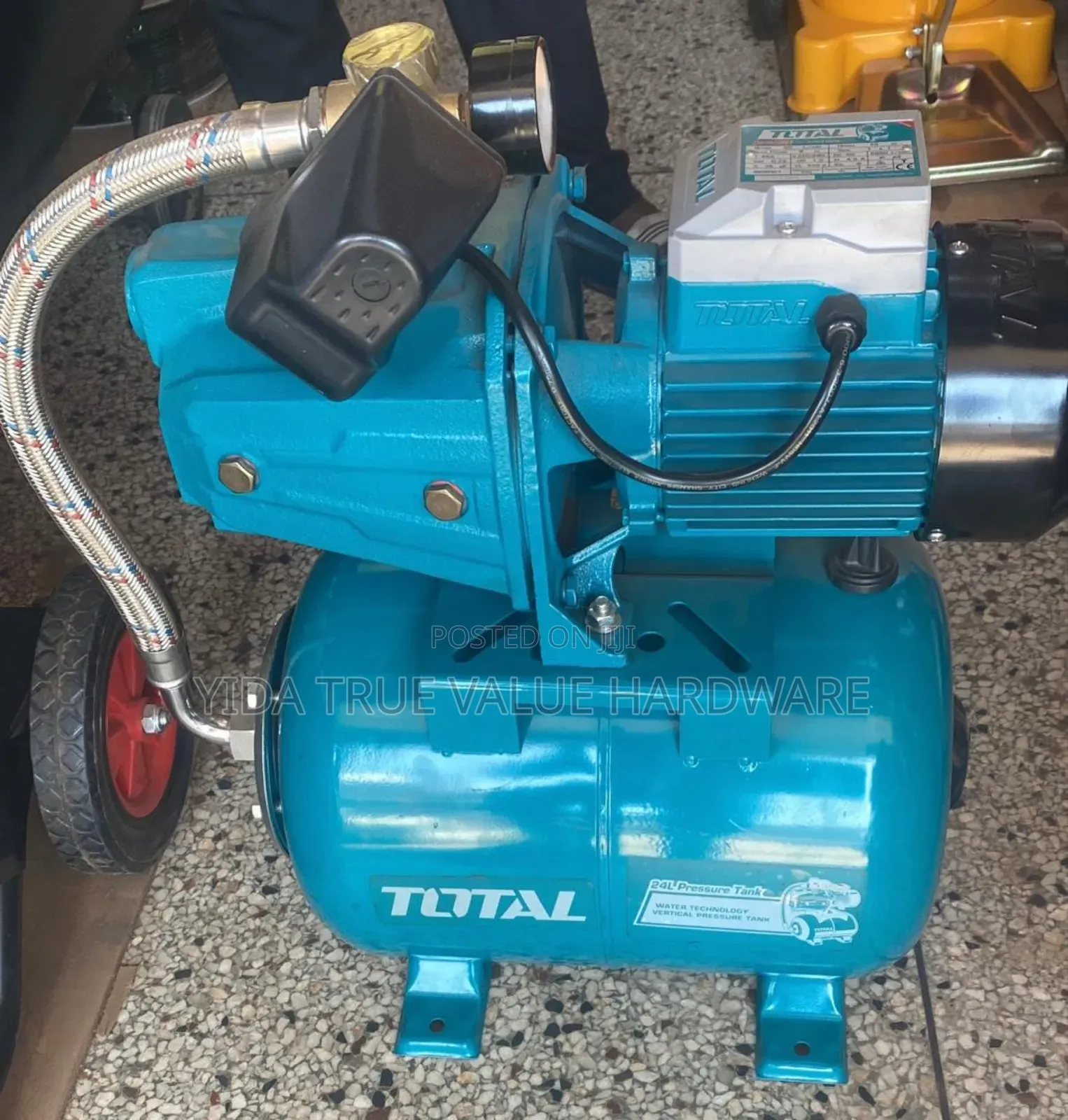 Boaster Pressure Pump With a Tank