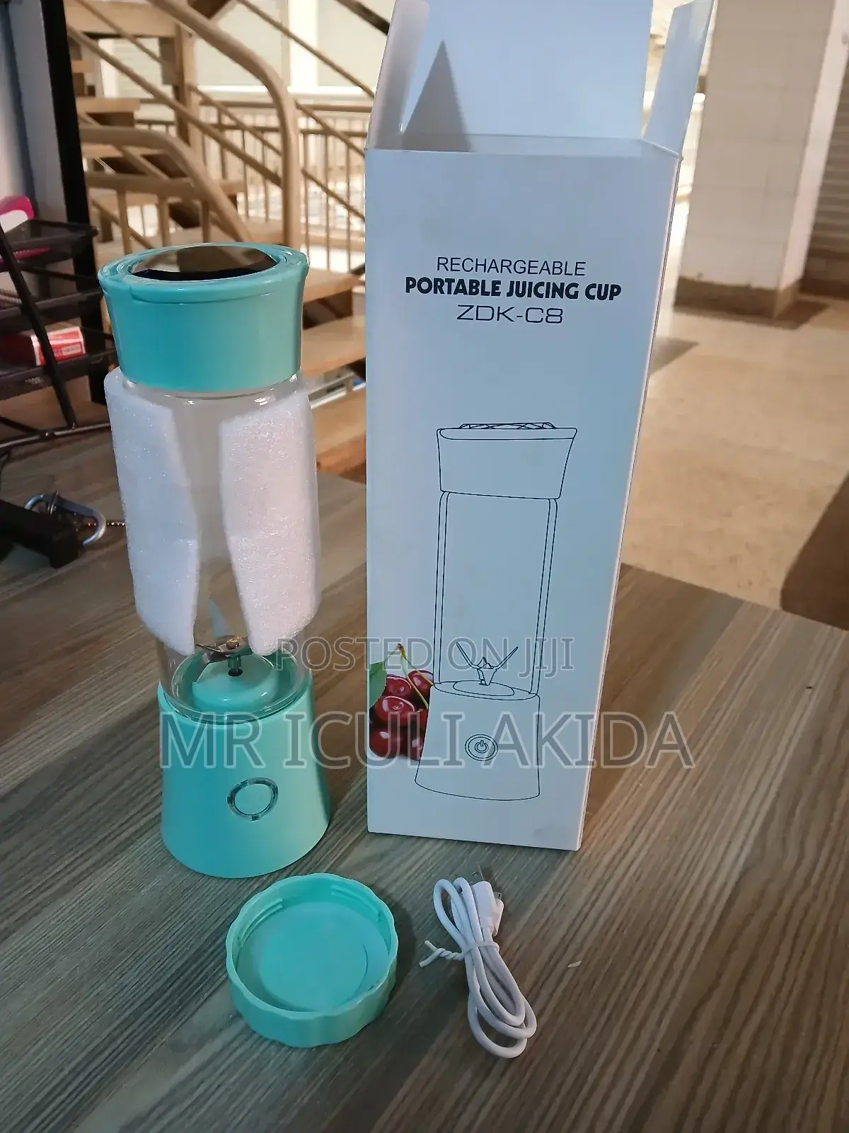 Rechargeable Portable Juicing Cup and Personal Blender